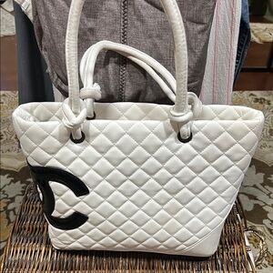 Source Unknown White Quilted Tote with Black Accent Logo